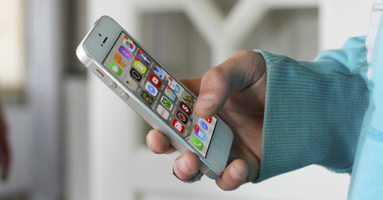 How to Declutter Your Digital Life and Reduce Screen Time